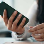 Recharger votre téléphone au-delà de 100% endommagera votre batterie