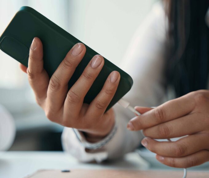 Recharger votre téléphone au-delà de 100% endommagera votre batterie